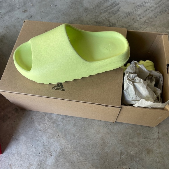 YZY slides - Picture 1 of 2